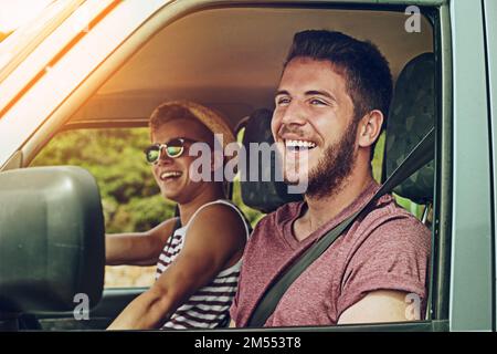 Theyre eccitato per l'avventura che aspetta. due giovani amici che si godono un viaggio in auto insieme. Foto Stock