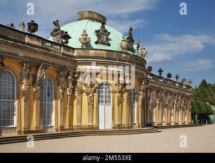 Sud (facciata giardino) dell'edificio principale del palazzo estivo di Sanssouci a Potsdam. Stato di Brandeburgo. Germania Foto Stock