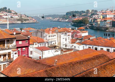 Lo skyline della città vecchia di Porto dall'altra parte del fiume Douro. Porto. Portogallo. Foto Stock