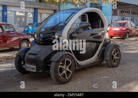 Palma de Mallorca, Spagna; 16 2022 dicembre: Renault Twizy nera auto elettrica a due posti, parcheggiata in un parco industriale nella città di Palma de Mallorca Foto Stock