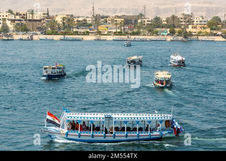 Traghetti locali sul molo di Assuan. Assuan, Egitto. Foto Stock