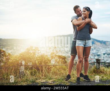 Youre il motivo che credo nell'amore. una giovane coppia affettuosa che si gode la giornata all'aperto. Foto Stock