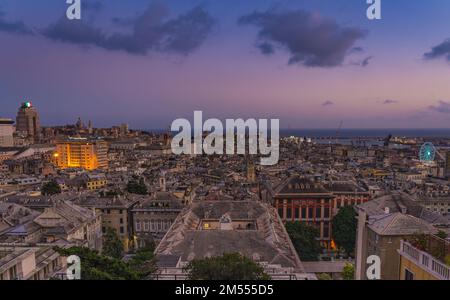 Genova al tramonto dalla spianata Castelletto. Foto Stock