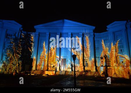 Non esclusiva: KIEV, UCRAINA - 23 DICEMBRE 2022 - la costruzione del Museo Nazionale di Storia dell'Ucraina illuminato come parte del 'Lig Natale Foto Stock