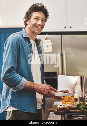 Quando si mangia meglio, si sente meglio. Ritratto di un buon bachelor che trita verdure in cucina. Foto Stock