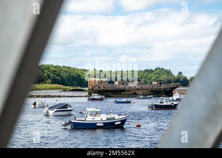 BALLINA, IRLANDA - 15 2022 LUGLIO - navi ormeggiate sul fiume Moy. Foto Stock