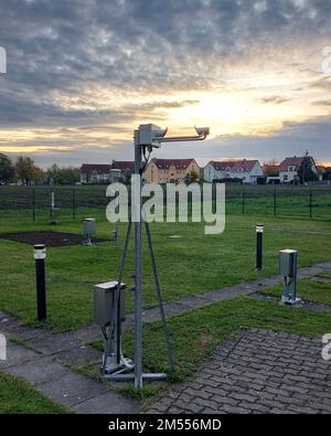 Stazione meteorologica in Germania con un moderno disdrometro laser che misura le precipitazioni. Foto Stock