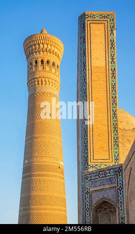 Moschea di Kalan (Masjid-i Kalan) e Minareto di Kalan di po-i-Kalan (poi Kalan) - complesso religioso islamico a Bukhara. Uzbekistan Foto Stock