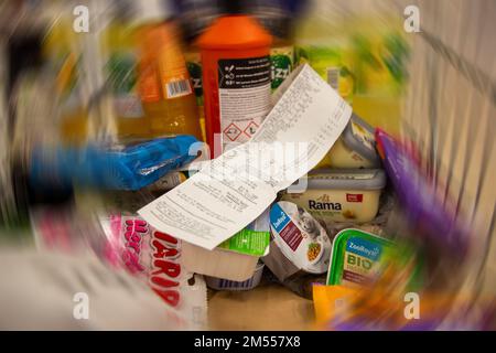 Immagine simbolo dei prezzi della drogheria: Carrello pieno di generi alimentari con ricevuta Foto Stock