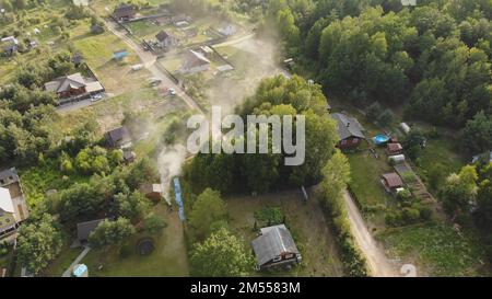 Bruciare fuochi a dacha. Vista da un drone. Foto Stock