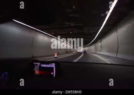 Automobili in un tunnel. guida notturna con auto in movimento attraverso la città mostra attraverso un tunnel. Foto Stock