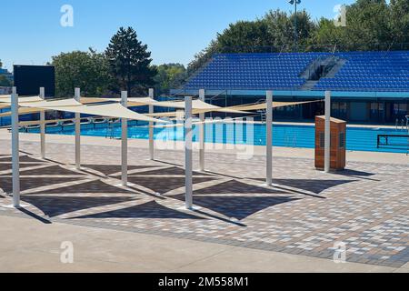 Si alza. posti a sedere bianchi nella piscina sportiva. Tribune di tifosi al campo sportivo. vista frontale Foto Stock