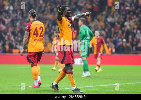 ISTANBUL, TURCHIA - 25 DICEMBRE: Bafetimbi Gomis di Galatasaray festeggia dopo aver segnato il secondo gol della squadra durante la partita Super Lig tra Galatasaray e Istanbulspor COME al NEF Stadyumu il 25 dicembre 2022 a Istanbul, Turchia (Foto di Orange Pictures) Foto Stock