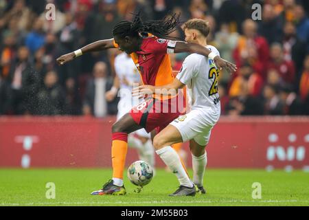 ISTANBUL, TURCHIA - 25 DICEMBRE: Bafetimbi Gomis di Galatasaray battaglie per la palla con Okan Erdogan di Istanbulspor COME durante la partita Super Lig tra Galatasaray e Istanbulspor COME al NEF Stadyumu il 25 dicembre 2022 a Istanbul, Turchia (Foto di Orange Pictures) Foto Stock