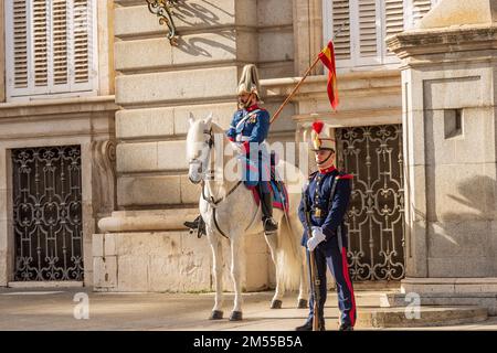 Cambio della guardia di fronte al Palazzo reale di Madrid in stile barocco, in passato utilizzato come residenza del re di Spagna, Spagna, Europa. Foto Stock