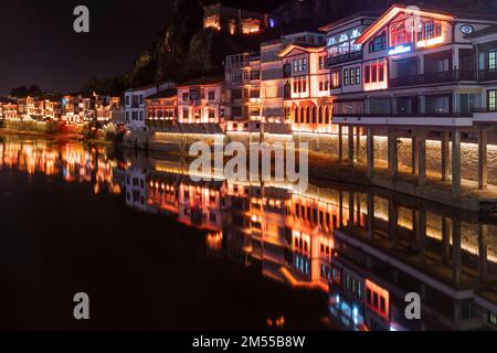 Amasya, Turchia - 22 dicembre 2022 : vecchie case ottomane e vista della torre dell'orologio sul fiume Yesilirmak nella città di Amasya. Amasya è popolare turista destinia Foto Stock