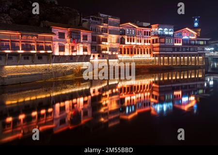 Amasya, Turchia - 22 dicembre 2022 : vecchie case ottomane e vista della torre dell'orologio sul fiume Yesilirmak nella città di Amasya. Amasya è popolare turista destinia Foto Stock