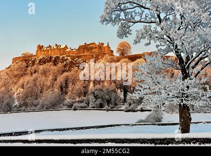 Il Castello di Stirling in una fredda giornata invernale coperta di neve dal King's Knott, Stirling, Scozia, Regno Unito Foto Stock