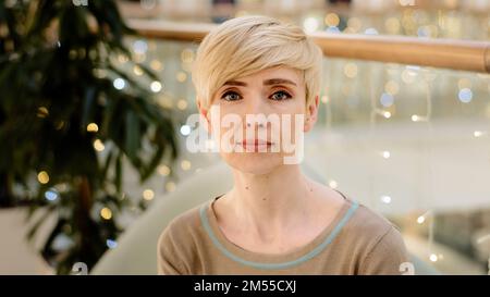 Ritratto femminile di mezza età 40s donna caucasica madre moglie businesswoman cliente signora bionda con taglio corto elegante guardare la fotocamera calma saggio Foto Stock