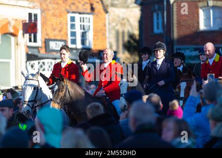 Tenterden, Kent, Regno Unito. 26th Dec, 2022. L'incontro annuale del giorno di Santo Stefano della Ashford Valley Tickham Hunt prosegue in una mattinata luminosa e soleggiata ma fredda nella città di Tenterden, Kent. Cavalli e leidi si riuniscono al pub “The Vine Inn” alle 11am:00 prima di scendere lungo la strada principale per raggiungere un pubblico pieno. Photo Credit: Paul Lawrenson/Alamy Live News Foto Stock