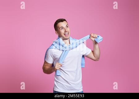 giovane ragazzo sorridente in t-shirt bianca e felpa blu Foto Stock