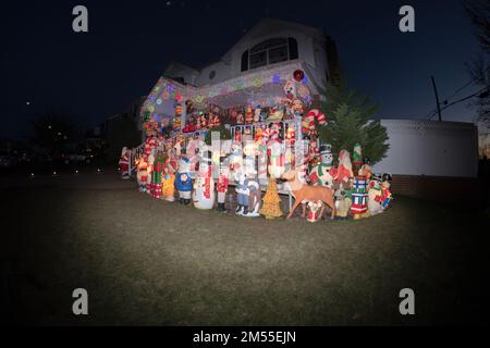 Una lente fisheye vista di una casa decorata per Natale con oltre 100 statue sul prato anteriore e portico. Nel Queens, New York City. Foto Stock