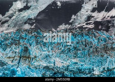 Il ghiacciaio Hubbard in Alaska con le montagne innevate intorno ad esso Foto Stock