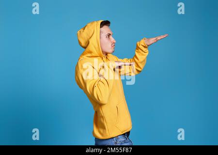 uomo divertente positivo in felpa gialla danzante Foto Stock