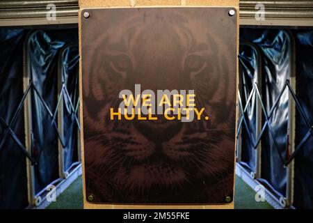 Hull, Regno Unito. 26th Dec, 2022. Poster “We are Hull City” nel tunnel durante la partita del Campionato Sky Bet Hull City vs Blackpool al MKM Stadium, Hull, Regno Unito, 26th dicembre 2022 (Foto di Mark Cosgrove/News Images) a Hull, Regno Unito il 12/26/2022. (Foto di Mark Cosgrove/News Images/Sipa USA) Credit: Sipa USA/Alamy Live News Foto Stock