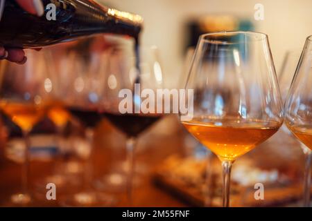 Calici di vetro posti in file sul tavolo durante la procedura di degustazione del vino nel ristorante. Primo piano Foto Stock