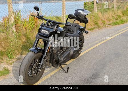 Newquay, Ceredigion, Galles - 2022 agosto: Harley Davidson motocicletta parcheggiata sul lato di una strada in città Foto Stock