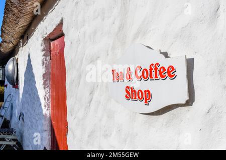 Grazioso cottage irlandese imbiancato, attualmente in uso come caffetteria e caffetteria, Kilmacreenan, County Donegal, Repubblica d'Irlanda. Foto Stock