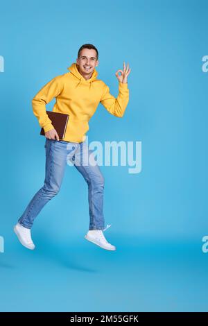 giovane uomo felice in un salto di vestiti casual Foto Stock