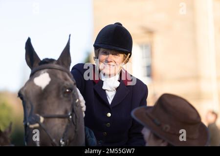 Hagley, Worcestershire, Regno Unito. 26th Dec, 2022. Una signora pilota guarda su Albridton e Woodland Hunt mentre si incontrano per la tradizionale caccia del giorno di Santo Stefano a Hagley Hall. Worcestershire, in una giornata luminosa e soleggiata. Credit: Peter Lopeman/Alamy Live News Foto Stock