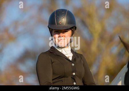 Hagley, Worcestershire, Regno Unito. 26th Dec, 2022. Una signora pilota guarda su Albridton e Woodland Hunt mentre si incontrano per la tradizionale caccia del giorno di Santo Stefano a Hagley Hall. Worcestershire, in una giornata luminosa e soleggiata. Credit: Peter Lopeman/Alamy Live News Foto Stock