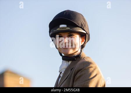 Hagley, Worcestershire, Regno Unito. 26th Dec, 2022. Una signora pilota guarda su Albridton e Woodland Hunt mentre si incontrano per la tradizionale caccia del giorno di Santo Stefano a Hagley Hall. Worcestershire, in una giornata luminosa e soleggiata. Credit: Peter Lopeman/Alamy Live News Foto Stock