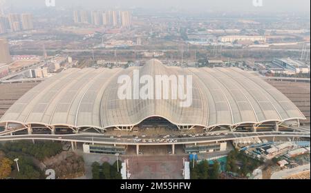 (221226) -- PECHINO, 26 dicembre 2022 (Xinhua) -- questa foto aerea scattata il 26 dicembre 2022 mostra la stazione ferroviaria di Wuhan a Wuhan, nella provincia di Hubei della Cina centrale. Un totale di 1,69 miliardi di viaggi passeggeri sono stati effettuati sulla ferrovia ad alta velocità Pechino-Guangzhou da quando è entrato in funzione dieci anni fa, dati ufficiali hanno mostrato. Come spina dorsale della rete ferroviaria ad alta velocità in Cina, la ferrovia ad alta velocità Pechino-Guangzhou, di 2.298 km, è strettamente collegata con altre 12 ferrovie ad alta velocità del paese. Lo sviluppo della ferrovia ad alta velocità Pechino-Guangzhou ha anche favorito lo sviluppo Foto Stock