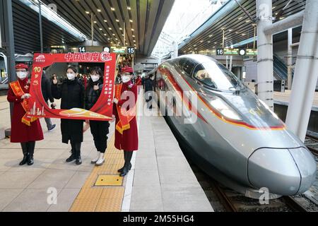 (221226) -- PECHINO, 26 dicembre 2022 (Xinhua) -- Un treno ad alta velocità si ferma alla piattaforma della stazione ferroviaria di Pechino Ovest a Pechino, capitale della Cina, 26 dicembre 2022. Un totale di 1,69 miliardi di viaggi passeggeri sono stati effettuati sulla ferrovia ad alta velocità Pechino-Guangzhou da quando è entrato in funzione dieci anni fa, dati ufficiali hanno mostrato. Come spina dorsale della rete ferroviaria ad alta velocità in Cina, la ferrovia ad alta velocità Pechino-Guangzhou, di 2.298 km, è strettamente collegata con altre 12 ferrovie ad alta velocità del paese. Anche lo sviluppo della ferrovia ad alta velocità Pechino-Guangzhou ha favorito lo sviluppo Foto Stock