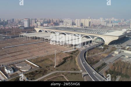 (221226) -- PECHINO, 26 dicembre 2022 (Xinhua) -- questa foto aerea scattata il 26 dicembre 2022 mostra un treno ad alta velocità in partenza dalla stazione ferroviaria di Shijiazhuang a Shijiazhuang, nella provincia di Hebei della Cina settentrionale. Un totale di 1,69 miliardi di viaggi passeggeri sono stati effettuati sulla ferrovia ad alta velocità Pechino-Guangzhou da quando è entrato in funzione dieci anni fa, dati ufficiali hanno mostrato. Come spina dorsale della rete ferroviaria ad alta velocità in Cina, la ferrovia ad alta velocità Pechino-Guangzhou, di 2.298 km, è strettamente collegata con altre 12 ferrovie ad alta velocità del paese. Lo sviluppo dell'alta velocità Pechino-Guangzhou Foto Stock