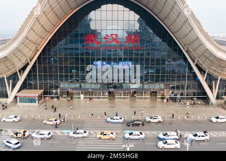 (221226) -- PECHINO, 26 dicembre 2022 (Xinhua) -- questa foto aerea scattata il 26 dicembre 2022 mostra la stazione ferroviaria di Wuhan a Wuhan, nella provincia di Hubei della Cina centrale. Un totale di 1,69 miliardi di viaggi passeggeri sono stati effettuati sulla ferrovia ad alta velocità Pechino-Guangzhou da quando è entrato in funzione dieci anni fa, dati ufficiali hanno mostrato. Come spina dorsale della rete ferroviaria ad alta velocità in Cina, la ferrovia ad alta velocità Pechino-Guangzhou, di 2.298 km, è strettamente collegata con altre 12 ferrovie ad alta velocità del paese. Lo sviluppo della ferrovia ad alta velocità Pechino-Guangzhou ha anche favorito lo sviluppo Foto Stock