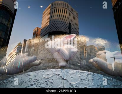 Tokyo. 26th Dec, 2022. Questa foto scattata il 26 dicembre 2022 mostra una vetrina con decorazioni di coniglio per accogliere l'anno del coniglio a Ginza, Tokyo, Giappone. Credit: Zhang Xiaoyu/Xinhua/Alamy Live News Foto Stock