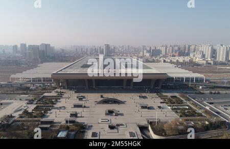 (221226) -- PECHINO, 26 dicembre 2022 (Xinhua) -- questa foto aerea scattata il 26 dicembre 2022 mostra la stazione ferroviaria di Shijiazhuang a Shijiazhuang, nella provincia di Hebei della Cina settentrionale. Un totale di 1,69 miliardi di viaggi passeggeri sono stati effettuati sulla ferrovia ad alta velocità Pechino-Guangzhou da quando è entrato in funzione dieci anni fa, dati ufficiali hanno mostrato. Come spina dorsale della rete ferroviaria ad alta velocità in Cina, la ferrovia ad alta velocità Pechino-Guangzhou, di 2.298 km, è strettamente collegata con altre 12 ferrovie ad alta velocità del paese. Lo sviluppo della ferrovia ad alta velocità Pechino-Guangzhou ha anche promosso il Foto Stock