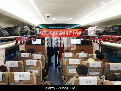 (221226) -- PECHINO, 26 dicembre 2022 (Xinhua) -- i passeggeri sono visti su un treno ad alta velocità alla stazione ferroviaria di Pechino Ovest a Pechino, capitale della Cina, 26 dicembre 2022. Un totale di 1,69 miliardi di viaggi passeggeri sono stati effettuati sulla ferrovia ad alta velocità Pechino-Guangzhou da quando è entrato in funzione dieci anni fa, dati ufficiali hanno mostrato. Come spina dorsale della rete ferroviaria ad alta velocità in Cina, la ferrovia ad alta velocità Pechino-Guangzhou, di 2.298 km, è strettamente collegata con altre 12 ferrovie ad alta velocità del paese. Anche lo sviluppo della ferrovia ad alta velocità Pechino-Guangzhou ha favorito lo sviluppo Foto Stock