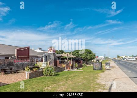 Struisbaai, Sud Africa - 21 settembre 2022: Scena di strada, con un ristorante, a Struisbaai, nella Provincia del Capo Occidentale Foto Stock