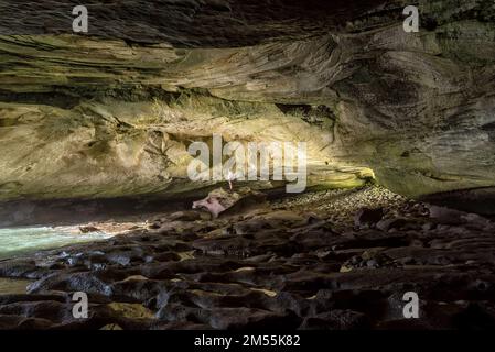 Arniston, Sud Africa - 23 settembre 2022: All'interno della Grotta di Waenhuiskrans vicino Arniston nella Provincia del Capo Occidentale. Un turista è visibile Foto Stock