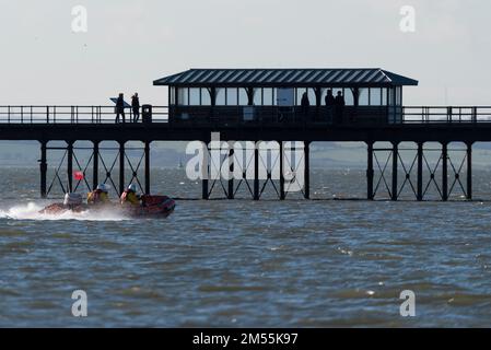 Jubilee Beach, Marine Parade, Southend on Sea, Essex, Regno Unito. 26th Dec, 2022. Come è diventata una tradizione nelle località balneari, un 'Boxing Day DIP' ha avuto luogo nel freddo e ruvido estuario del Tamigi a Southend on Sea, vicino al molo della città, raccogliendo fondi per la Royal National Lifeboat Institution locale. La scialuppa di salvataggio RNLI era a disposizione per motivi di sicurezza, accanto al molo Southend Foto Stock