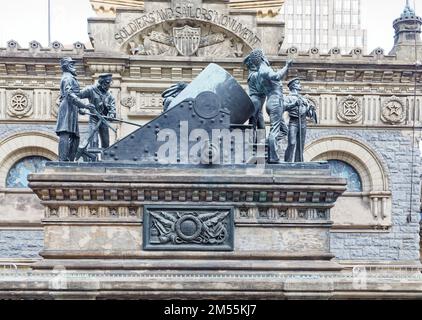 Monumento ai soldati e ai marinai di Cleveland: La pratica del mortaio, la statuaria in bronzo di Levi Scofield. Raffigura l'equipaggio della marina sul fiume Mississippi che prepara le conchiglie. Foto Stock