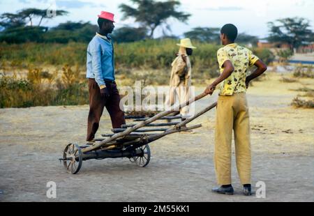 Etiopia, 1970s, villaggio di Adami Tulu, tre uomini, carretto a mano, Dopo il tramonto, regione di Oromia, Africa orientale, Foto Stock