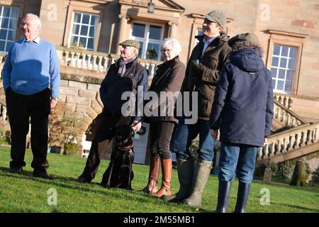 Stourbridge, Regno Unito. 26th Dec 2022. I membri della caccia all'Albrighton & Woodland si riuniscono presso la Hagley Hall vicino a Stourbidge, nelle West Midlands, per la tradizionale caccia di Santo Stefano. La tradizionale caccia si riunisce una folla record per guardare i cani e i cavalieri a cavallo in partenza per le cacciate di sentieri nella vicina campagna. Credit: Ian Tennant/Alamy Live News Foto Stock