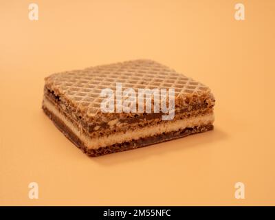 Waffle croccanti con crema di cacao e noci. Cialde con cioccolato e noci. Primo piano. Foto Stock